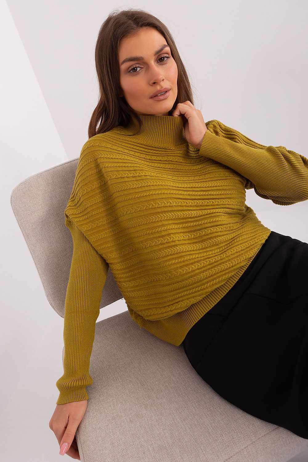 Elegant women's variegated knit sweater displayed on a mannequin, highlighting its chic and cosy design elements.