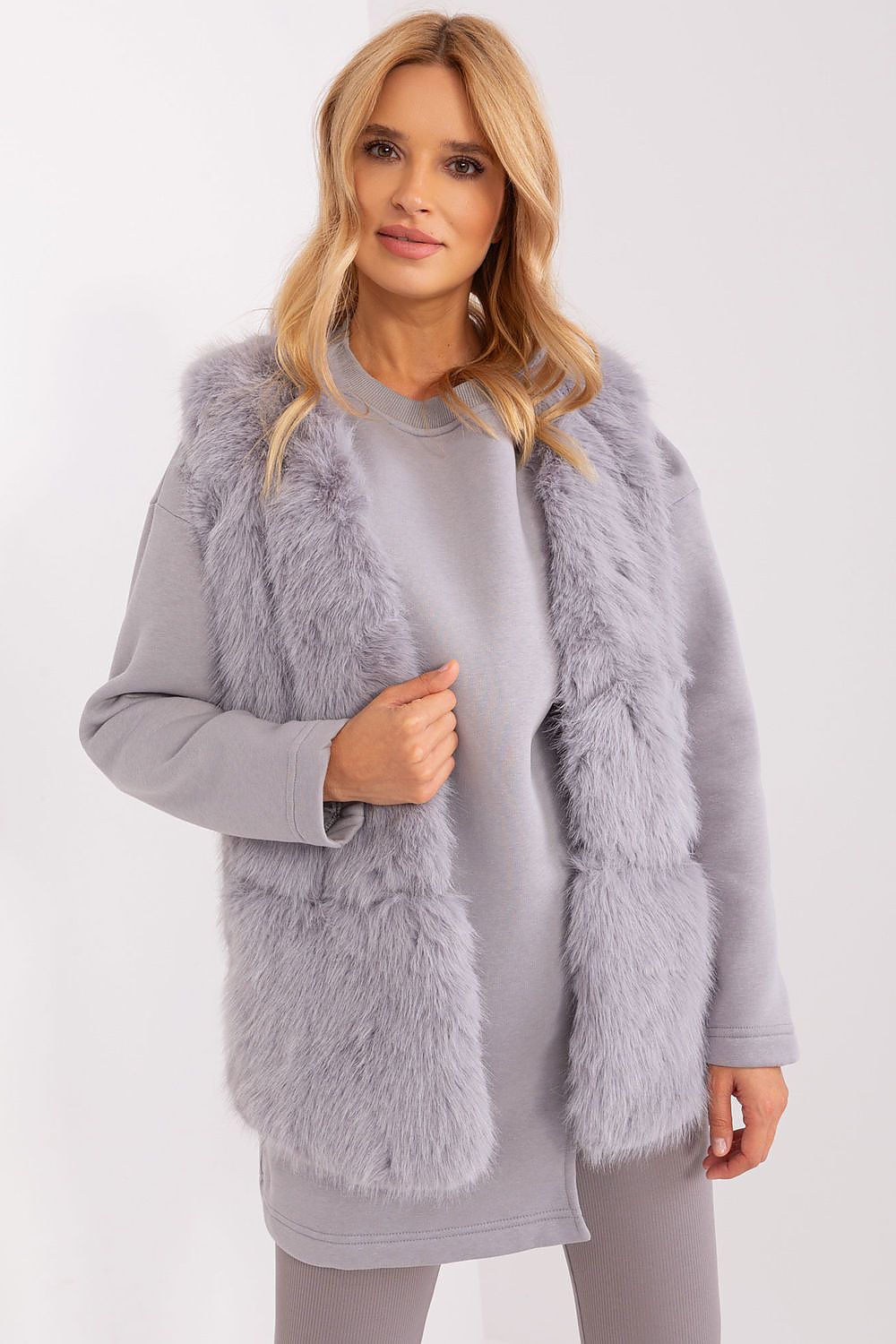 Luxurious polyester fur vest by AT featuring practical pockets, perfect for autumn and winter styling.