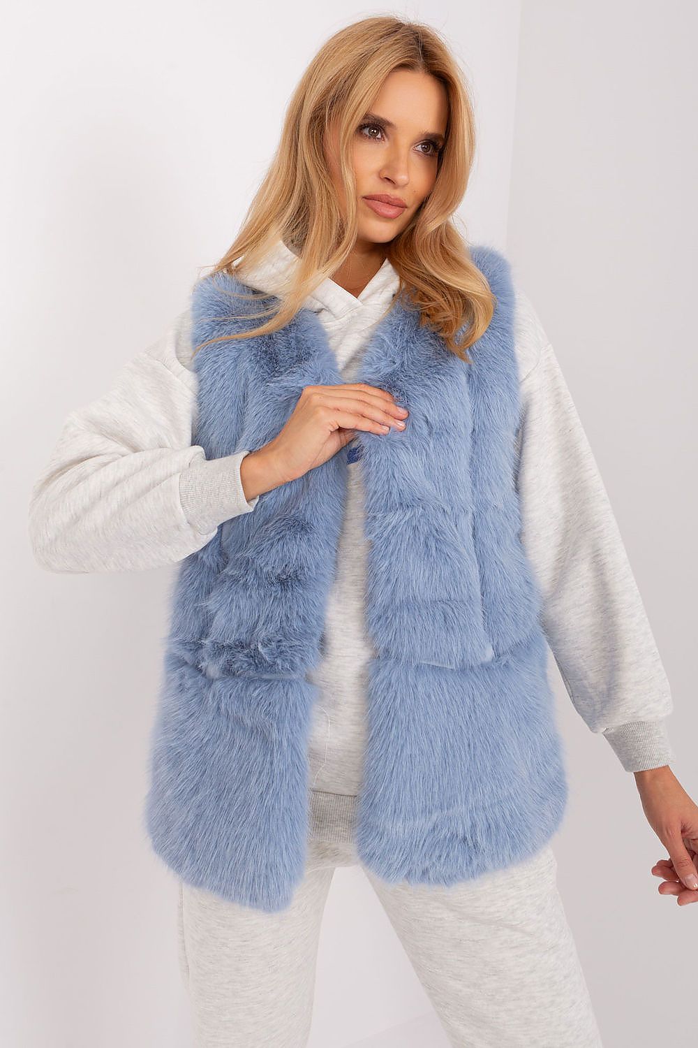 Luxurious polyester fur vest from AT, featuring a stylish design and practical pockets, ideal for autumn and winter.