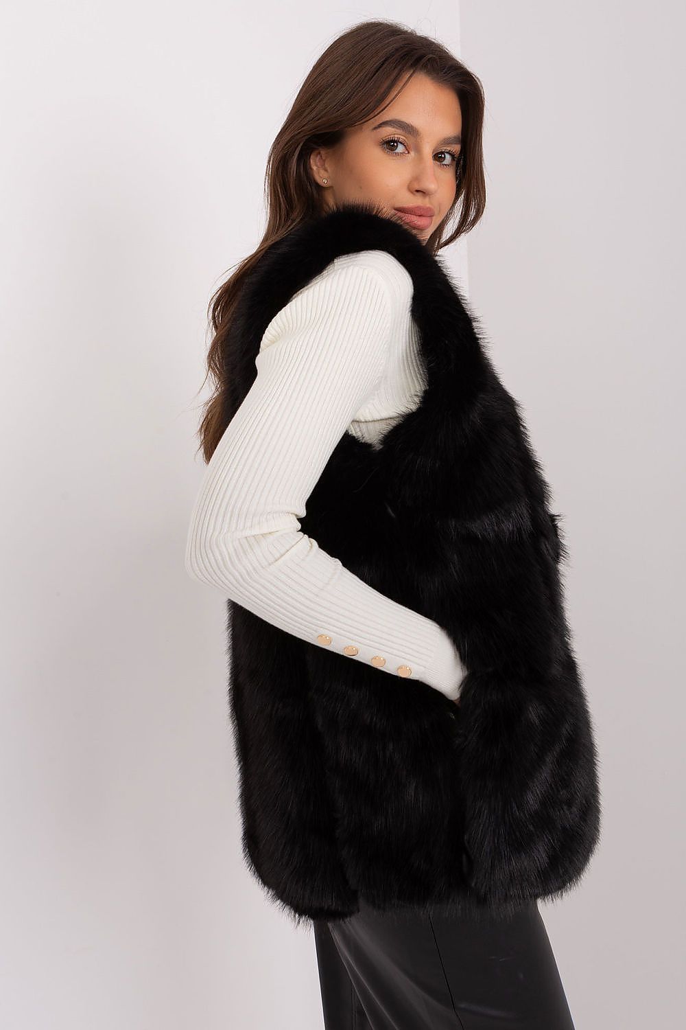 Chic fur vest with an inner lining by AT, featuring practical pockets and a comfortable fit.