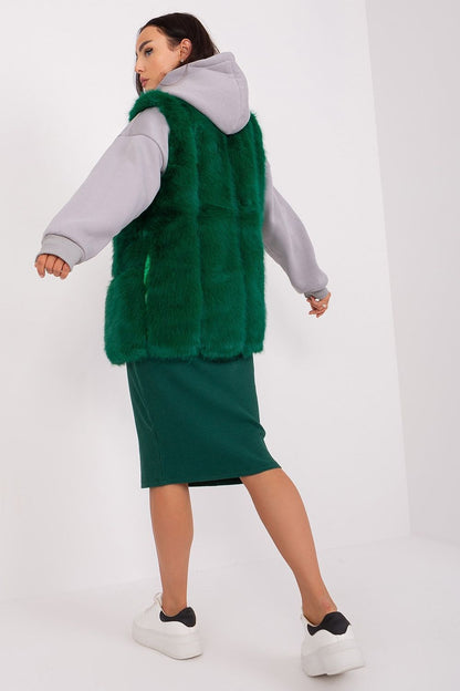 Luxurious polyester fur vest with pockets from AT, perfect for autumn and winter styles.