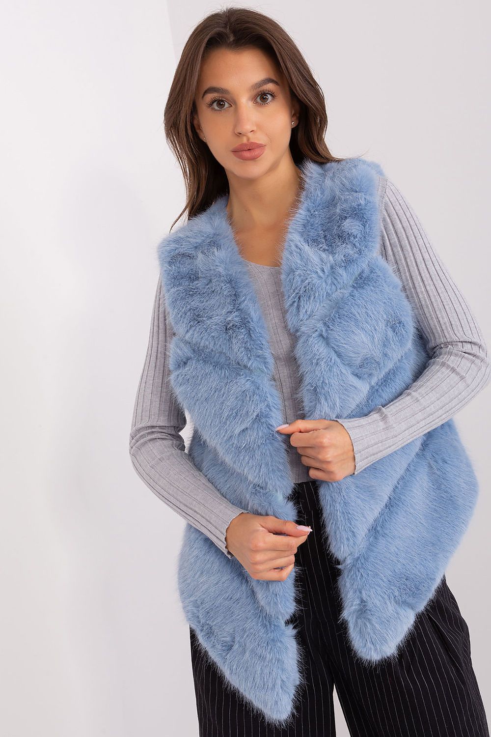 Fashionable women's gilet from AT, designed for optimal warmth and casual elegance, ideal for diverse styles and occasions.