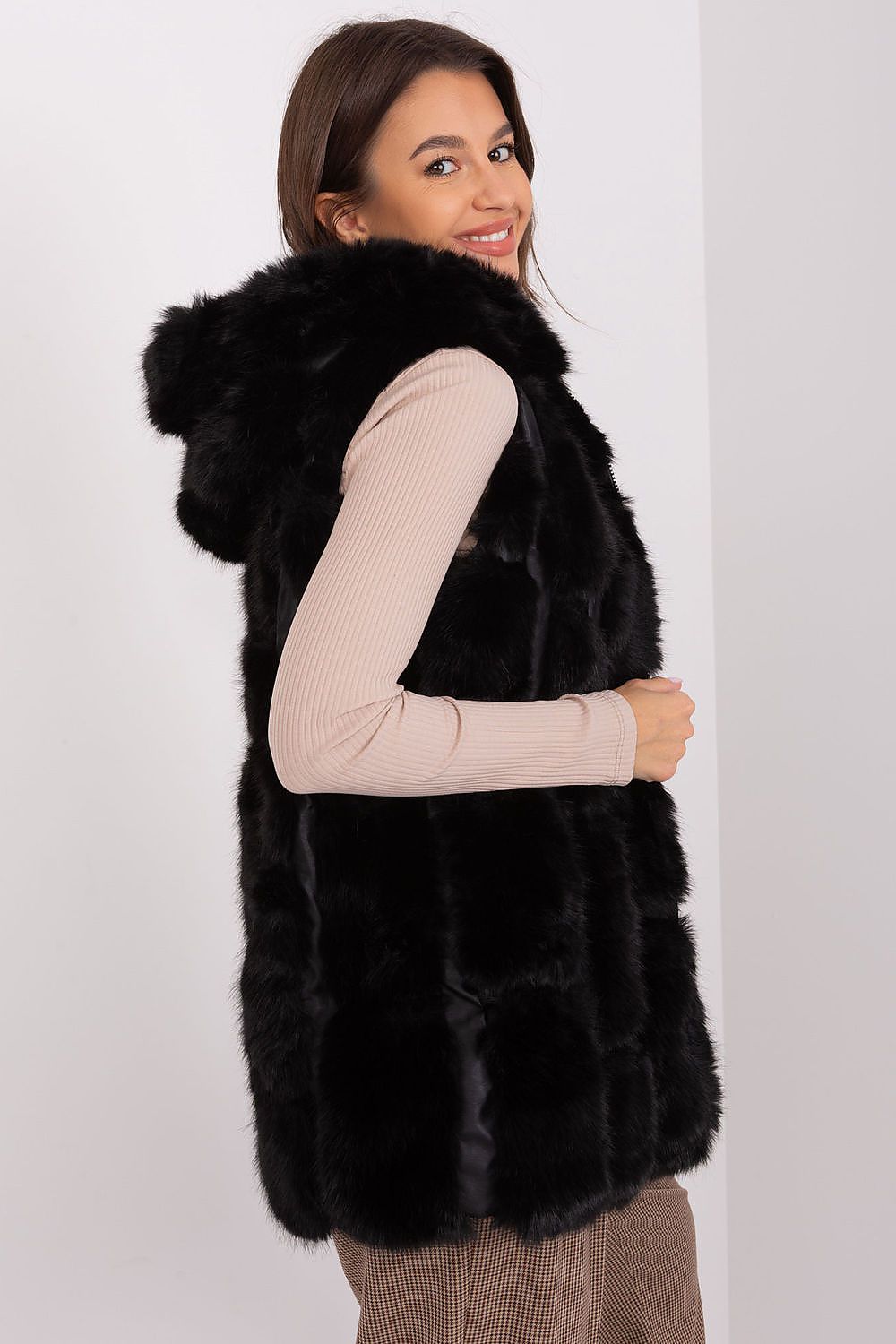 AT Elegant Women's Fur Vest - Luxurious and practical hooded gilet designed for elegance, combining warmth and style for casual and special outings.
