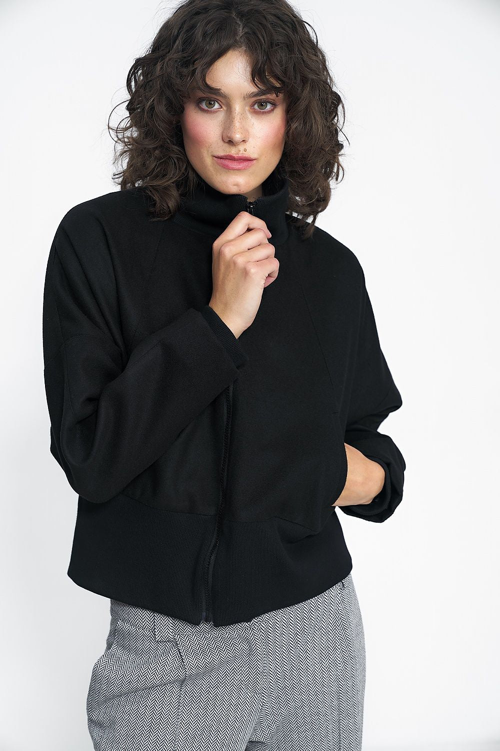 Close-up of the luxurious fabric details of the Nife Timeless Black Jacket, highlighting its premium polyester blend and sophisticated minimalist aesthetic perfect for elegant autumn looks.