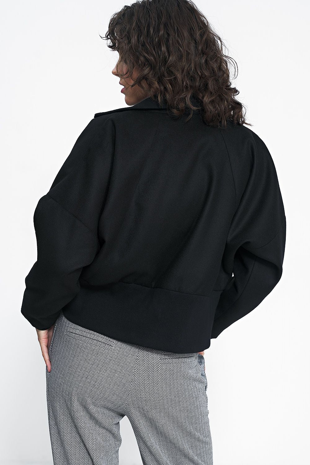 Timeless Minimalist Black Jacket by Nife showcasing its elegant straight cut and practical pockets, ideal for stylish autumn wear.
