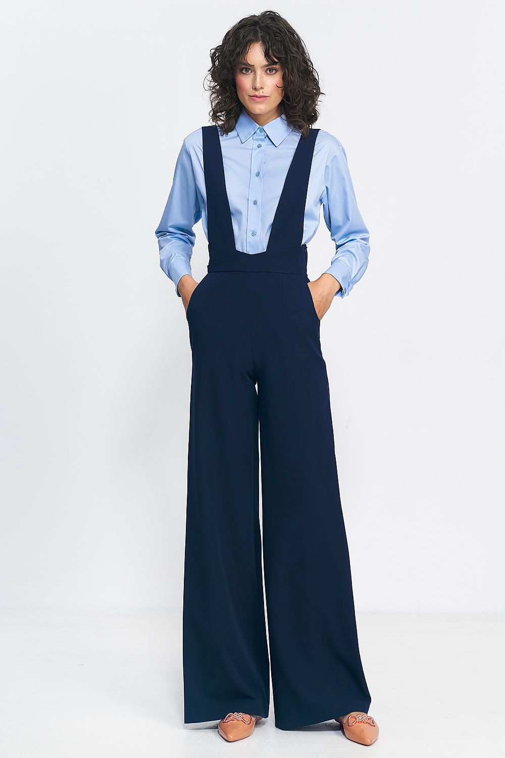 Elegant high-waisted jumpsuit by Nife featuring suspenders and pockets, showcasing a vintage-inspired wide leg design in luxurious fabric.