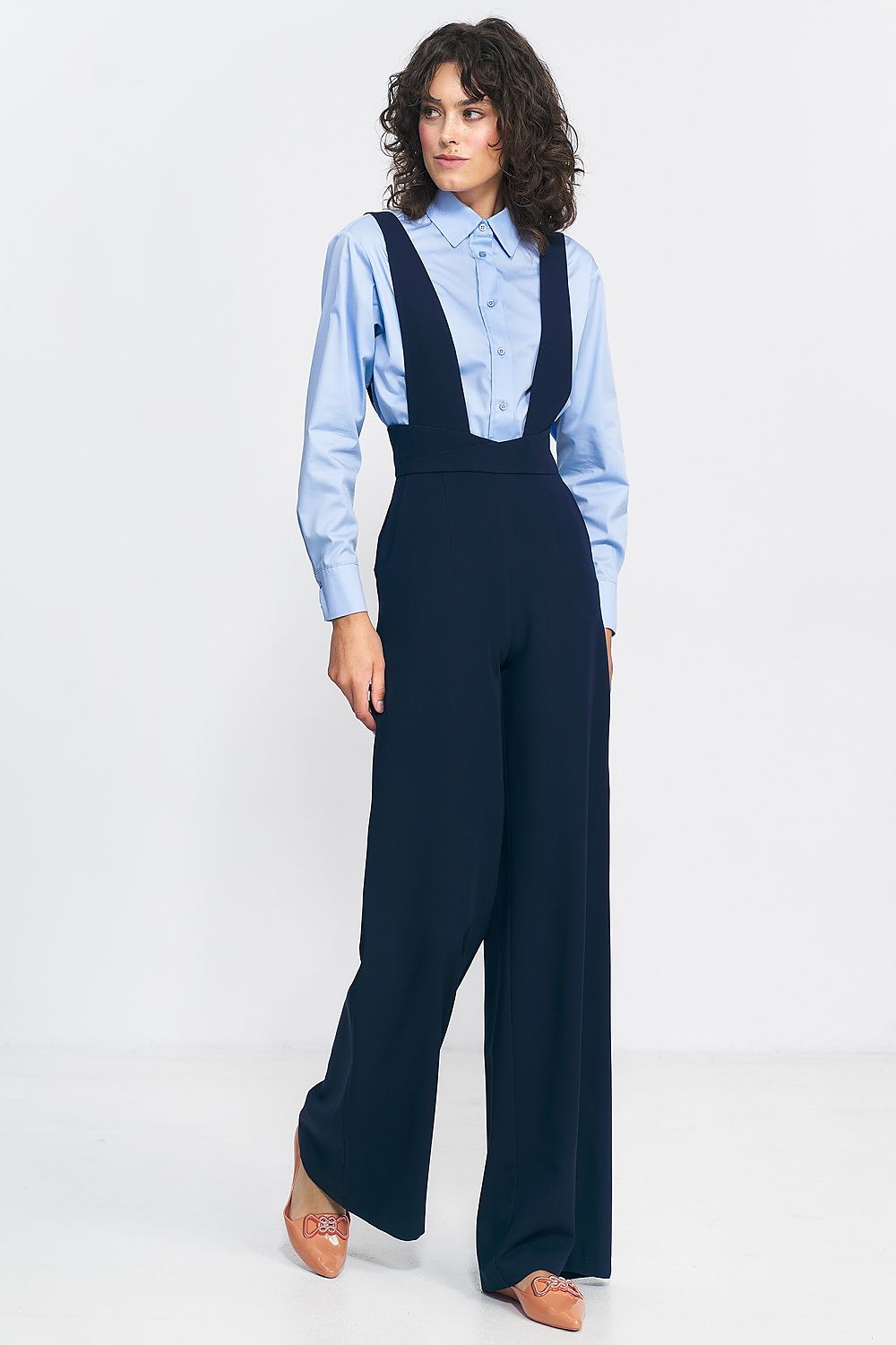 Chic Nife high-waisted jumpsuit with stylish suspenders, perfect for a vintage look with modern comfort and practicality.