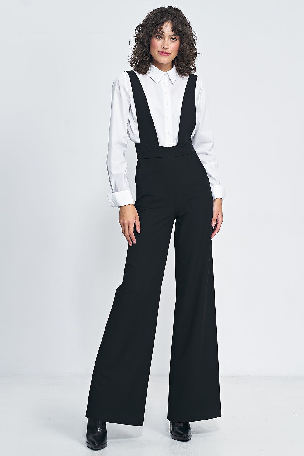 Sophisticated Nife jumpsuit with wide legs and buttons on suspenders, epitomising timeless fashion with contemporary elegance.