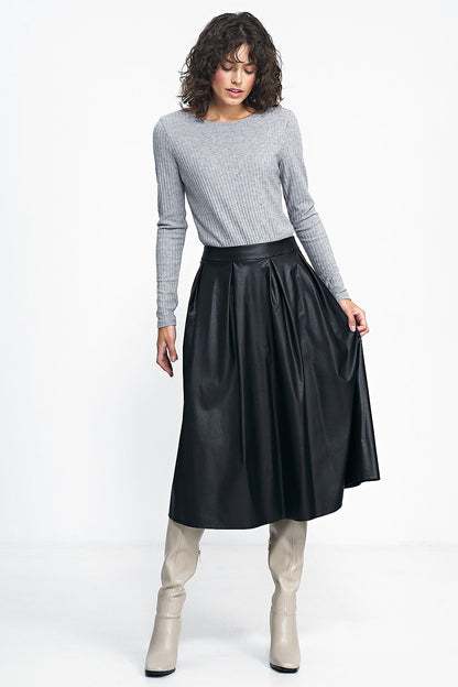 Close-up of the luxurious fabric of Nife Classic Blouse, highlighting the soft touch and comfortable fit.