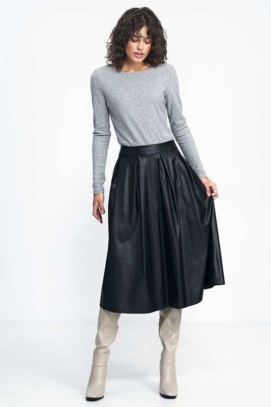 Close-up of the luxurious fabric of Nife Classic Blouse, highlighting the soft touch and comfortable fit.