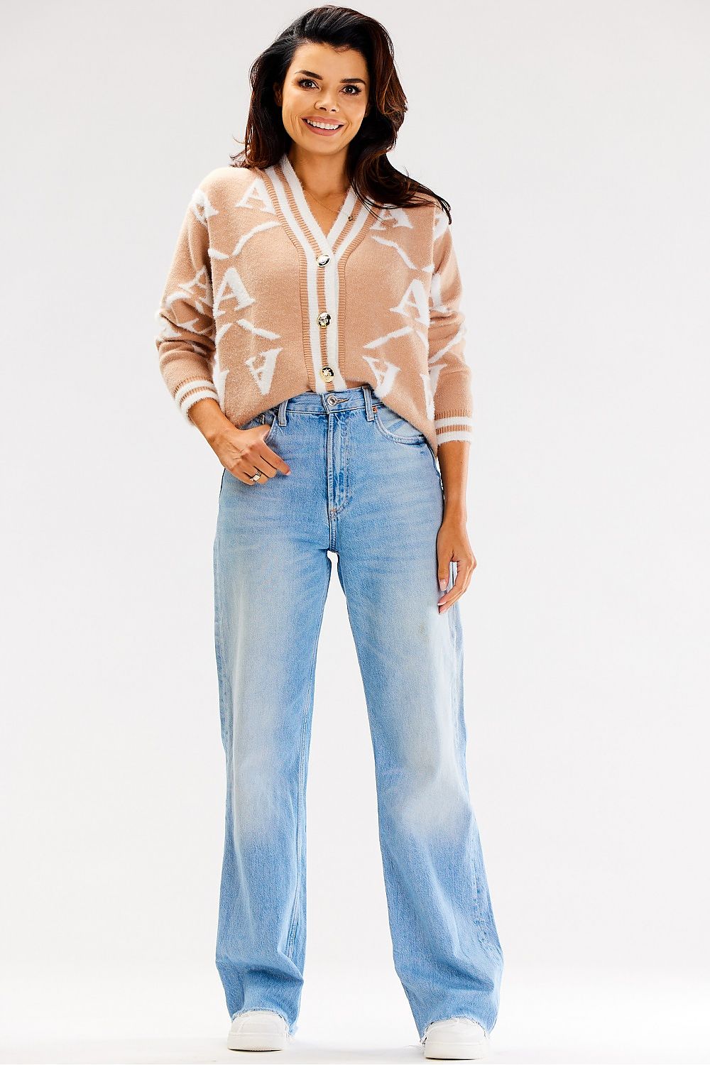 Stylish display of Awama's two-tone cardigan, demonstrating versatility and warmth, crafted from a soft nylon blend material.