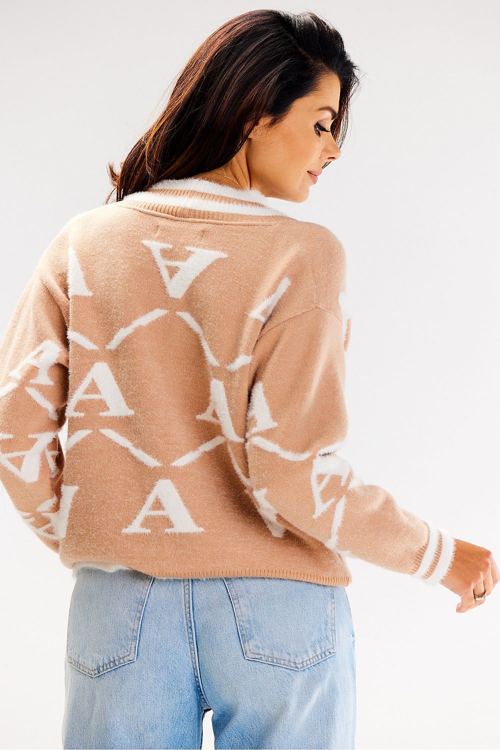 Fashion-forward model showcasing Awama's elegant two-tone short cardigan, perfect for an autumn or winter rendezvous, combining elegance with comfort.