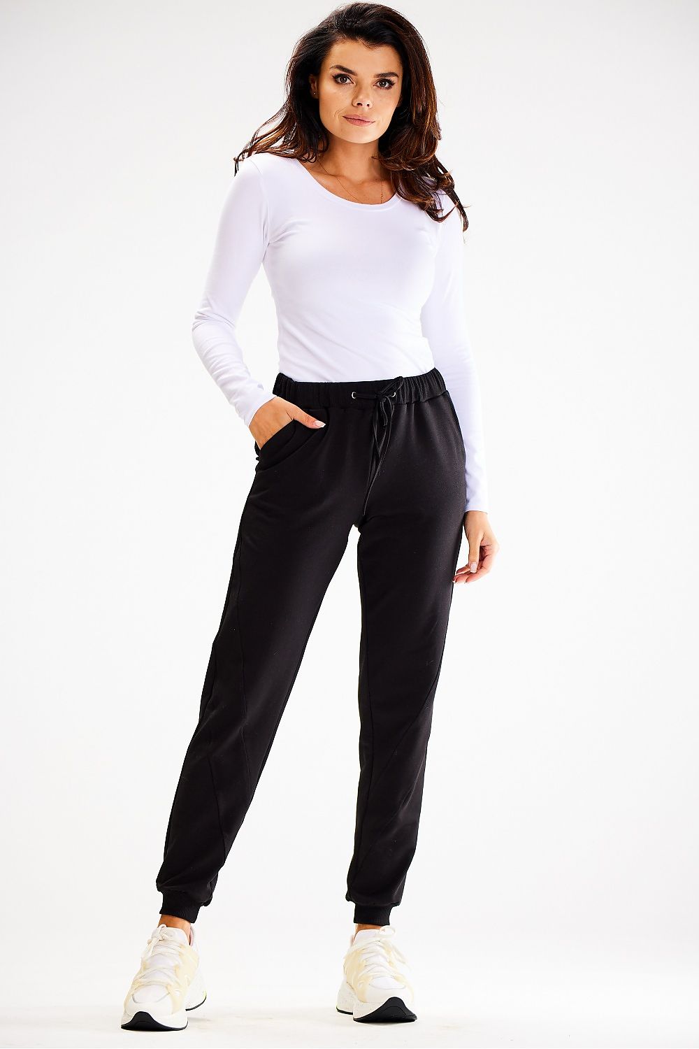 Luxury Awama loose tracksuit trousers featuring a sophisticated elastic waistband and decorative stitching, perfect for an elegant yet relaxed look.