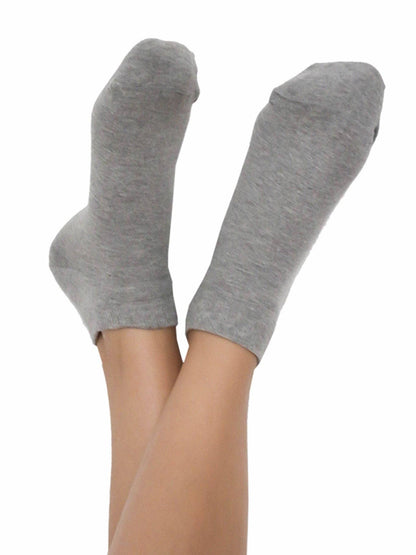 Luxury organic cotton trainer socks in a 6-pack, showcasing the soft and comfortable fabric with fine elastane cuffs for a perfect fit.