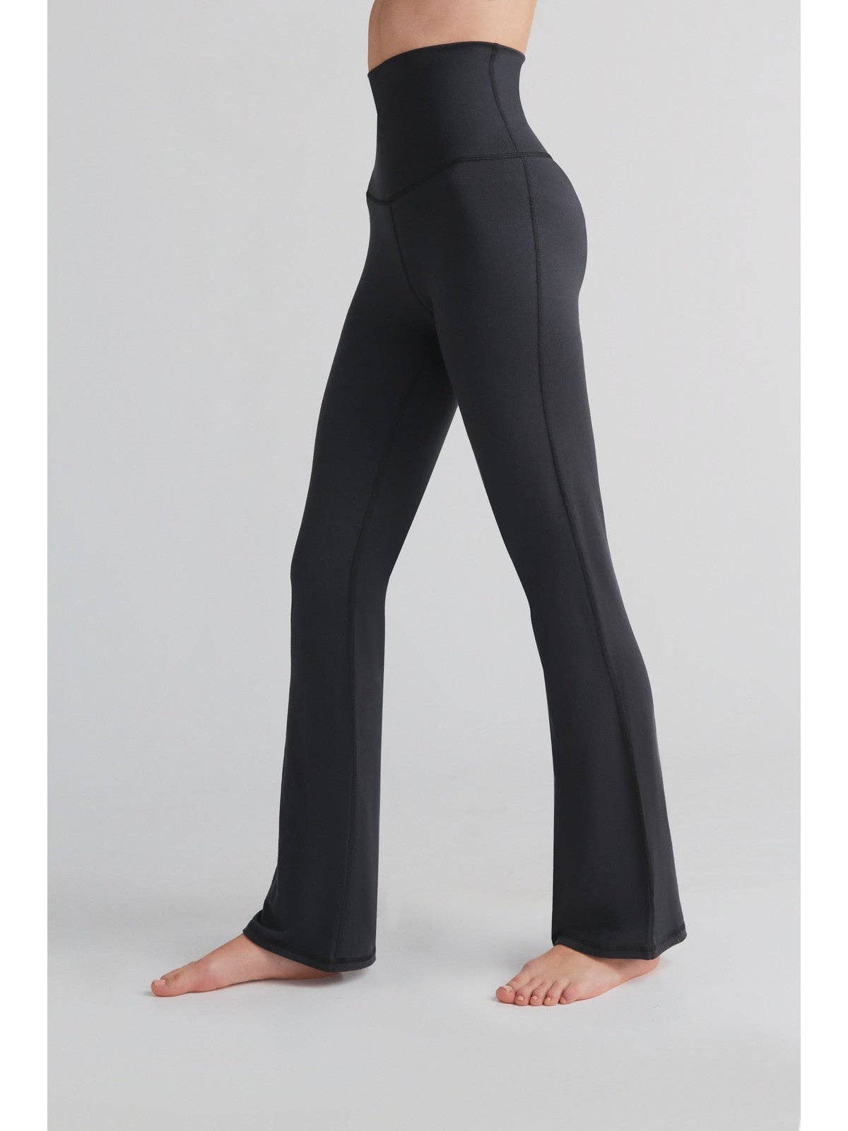High-quality Tencel flared leggings in a flattering design, embodying eco-friendly fashion for an active lifestyle.