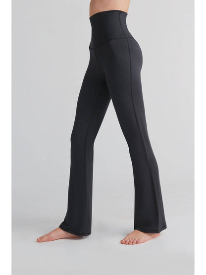 High-quality Tencel flared leggings in a flattering design, embodying eco-friendly fashion for an active lifestyle.