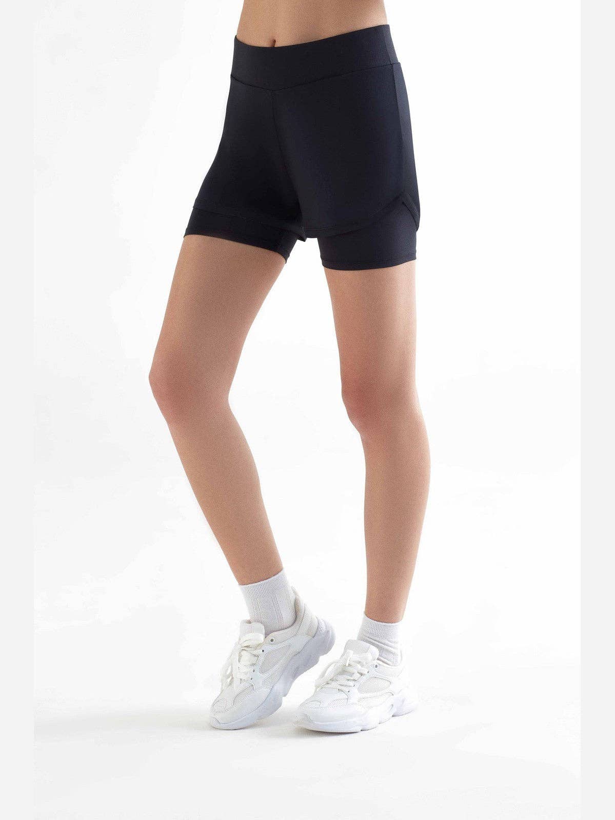 Luxury sustainable women's cycling shorts featuring a double layer design made from 100% recycled polyester, emphasising eco-friendly comfort and stylish performance for cycling enthusiasts.