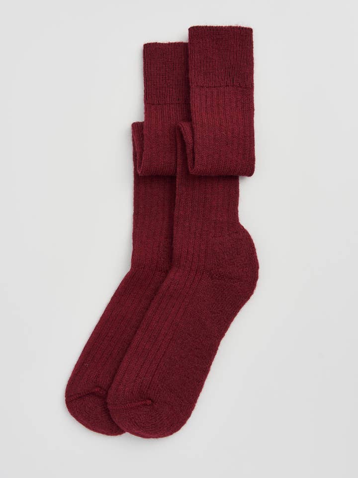 Sophisticated knee high socks crafted from luxurious wool, complete with a soft cushioned sole.
