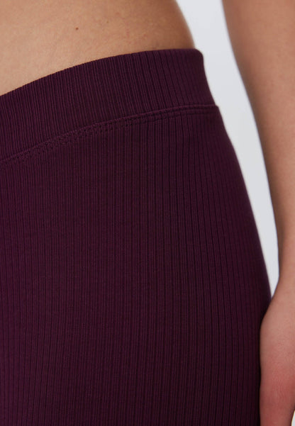 Chic and comfortable one size fits most organic cotton leggings in a stylish ribbed design, ideal for any occasion.