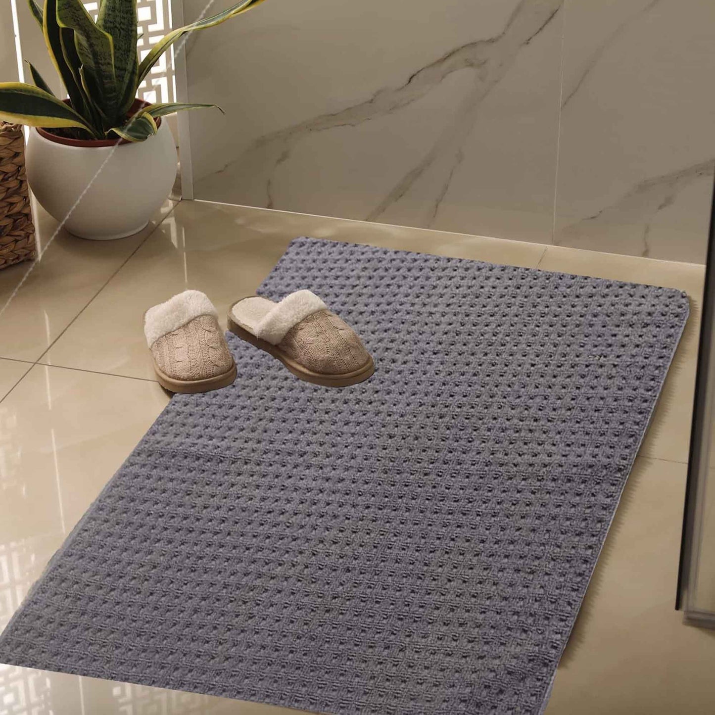 Close-up of the ultra-soft cotton pile of the Luxe Bathmat, highlighting its absorbent and quick-drying features, perfect for elevating bathroom decor.