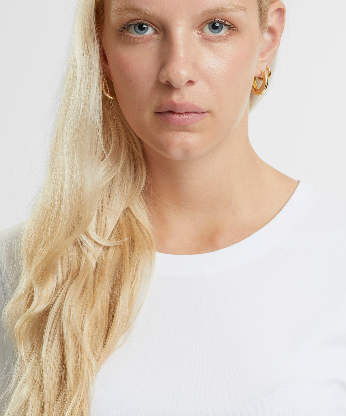 Chic women’s cropped t-shirt with a round neckline and short sleeves, effortlessly styled with high-waisted jeans for a fashionable look.