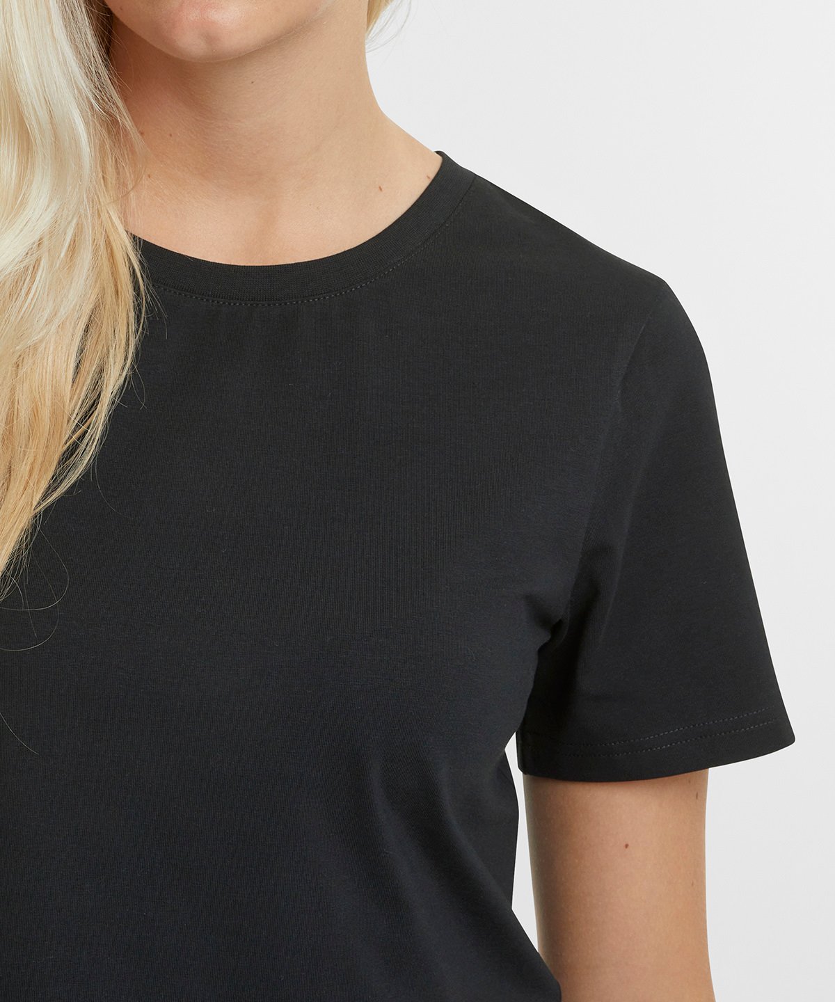 Versatile organic cotton cropped tee for women, ideal for layering under jackets or wearing with skirts, combining comfort with modern elegance.
