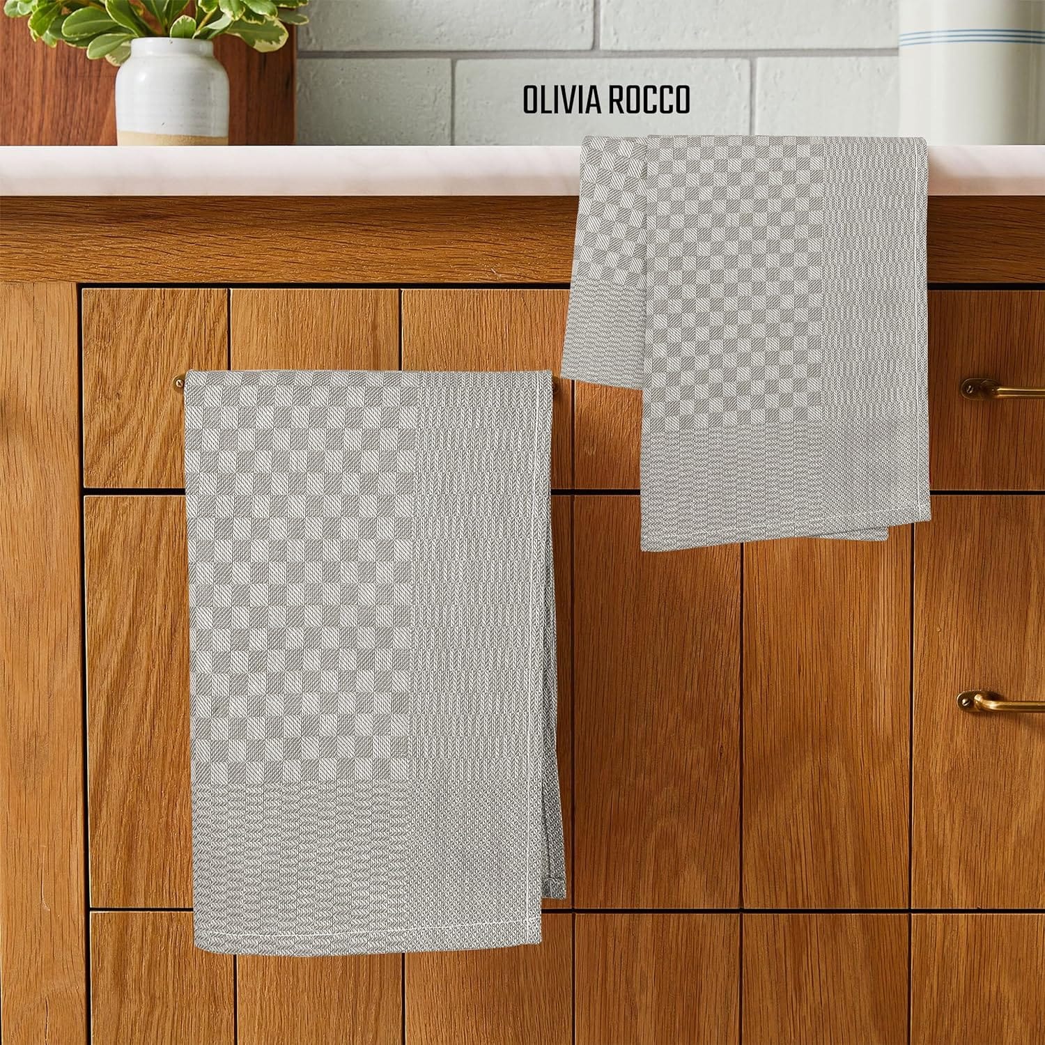 High-quality check pattern kitchen tea towels crafted from 100% cotton for superior absorbency and quick drying capabilities.