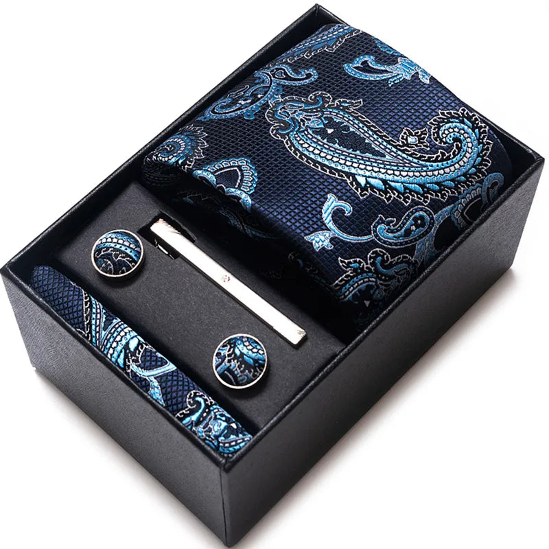 Chic lavalier tie in a refined solid colour, a perfect accessory for distinguished gentlemen.