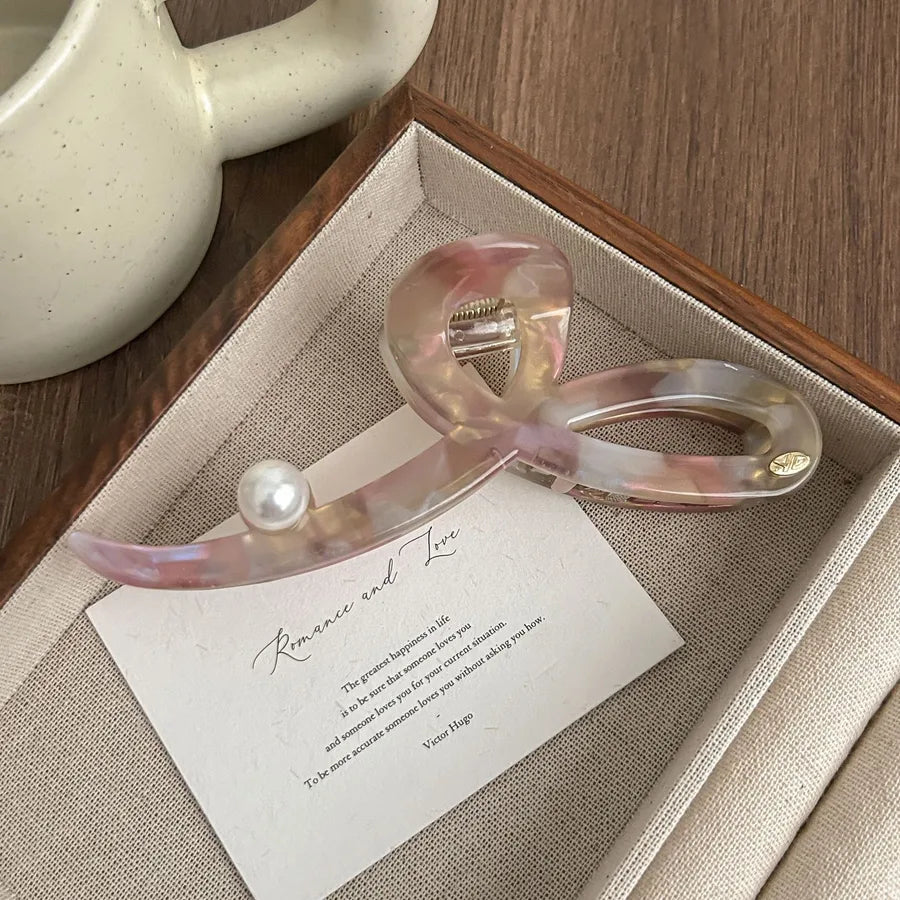 Stylish spring and summer hair accessory, luxurious shark hair clip designed for versatility and elegance.