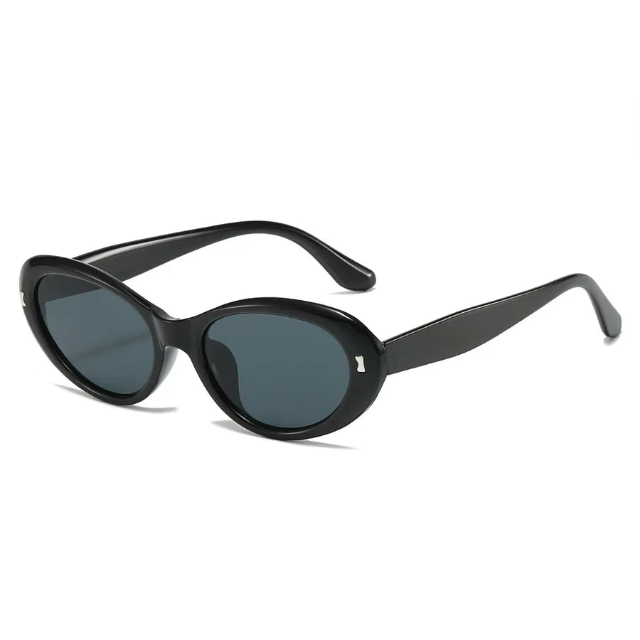 Elegant cat eye sunglasses for women, designed with a geometric pattern, ideal for classic summer looks and outdoor adventures.