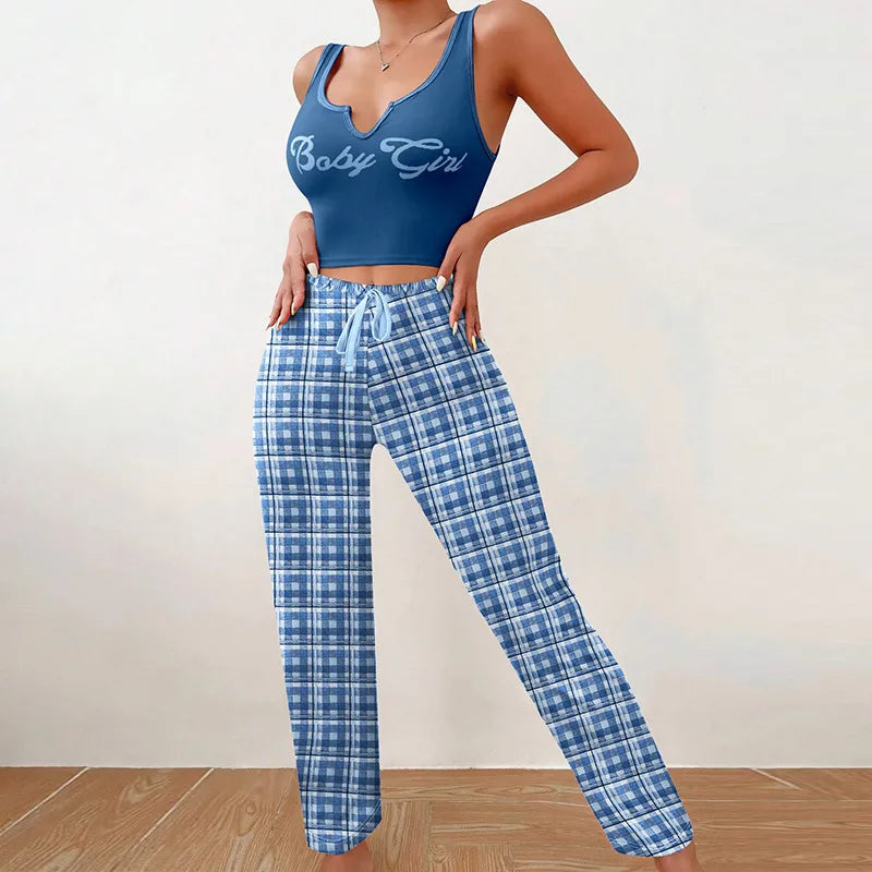 Versatile leisure suit for women featuring a sleeveless design and trendy plaid pattern, ideal for relaxed home lounging or sophisticated outdoor gatherings.