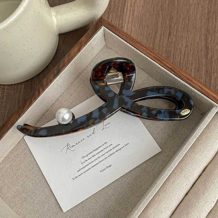 Fashionable shark hair clip for ladies, showcasing high-quality acetic acid material, perfect accessory for the fashionable woman.