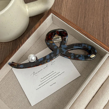 Fashionable shark hair clip for ladies, showcasing high-quality acetic acid material, perfect accessory for the fashionable woman.