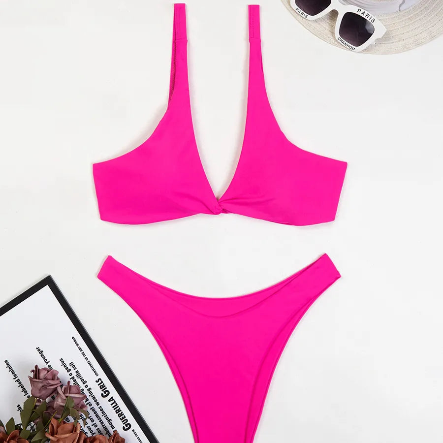 Chic women's 2-piece bikini set in solid colour, designed with sexy low waist and triangle cup details for a sophisticated swimming experience.