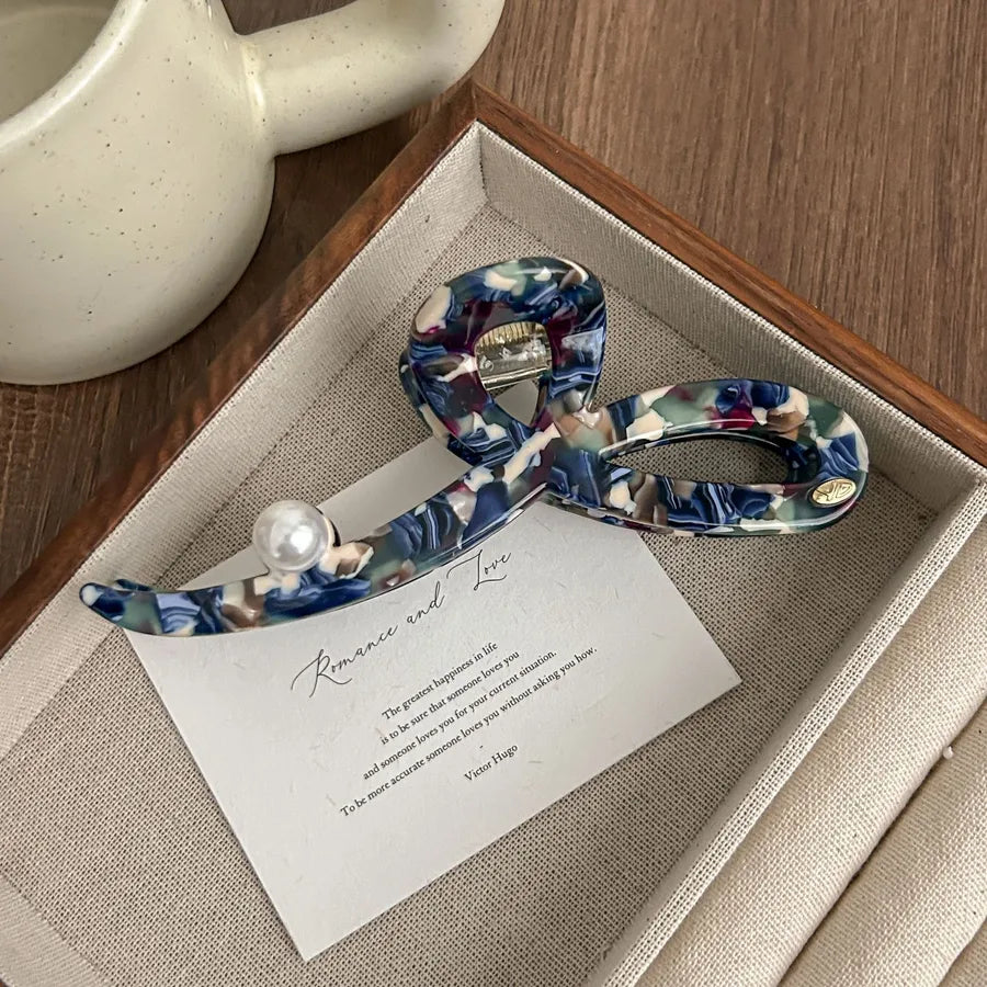 Chic unisex hair decoration featuring a premium shark hair clip made of acetic acid, ideal for enhancing any hairstyle.