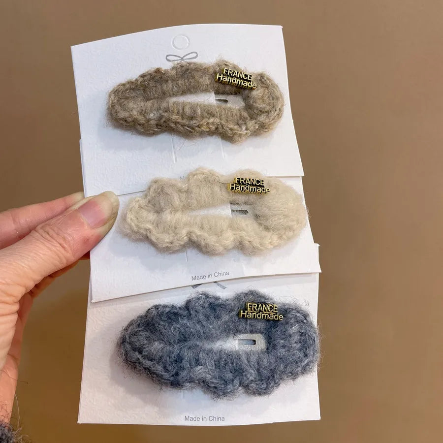 High-quality plush hair clip for women, designed to hold hair elegantly while adding a touch of sophistication.