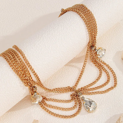 Stylish gold wave chain headband adorned with delicate waterdrop tassels, an exquisite touch for trendy women's hair fashion.