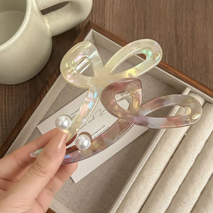 Chic unisex hair accessory featuring a stunning shark design, ideal for elevating your hairstyle this season with sophistication and style.