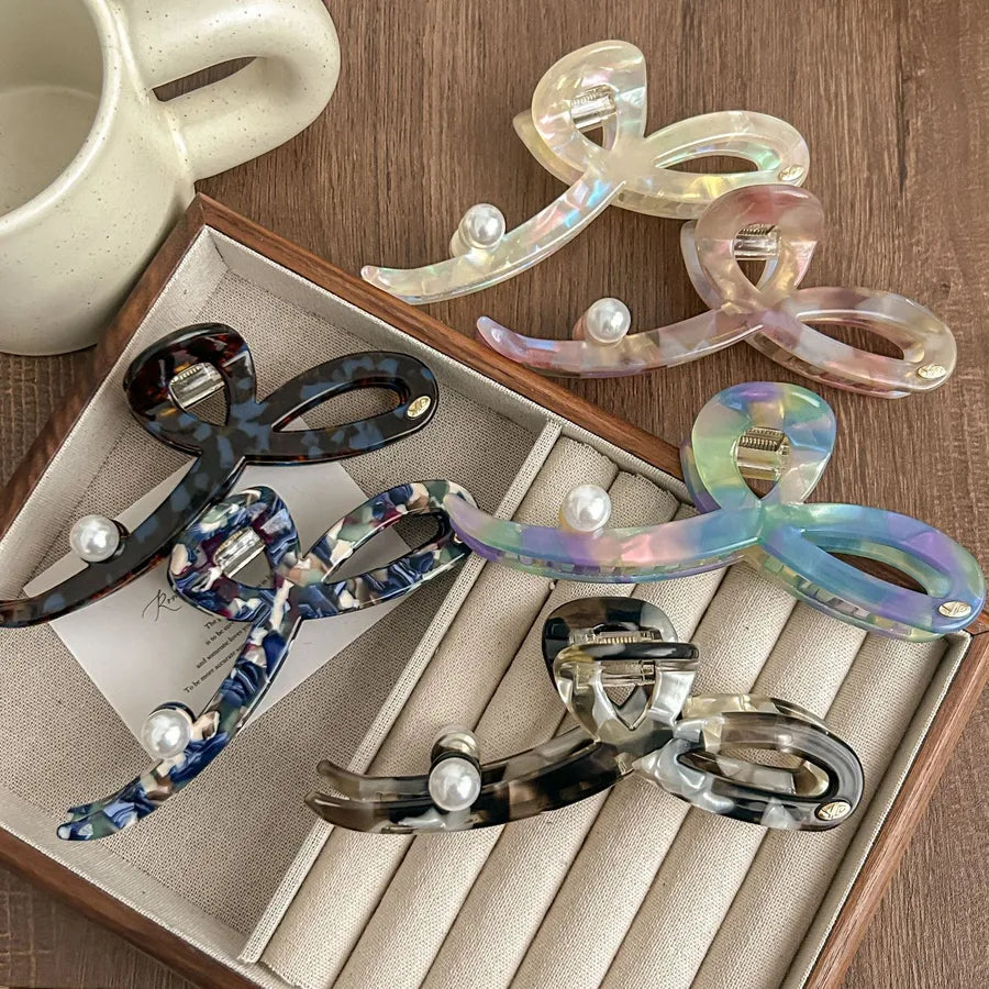 Luxurious shark hair clip for women crafted from acetic acid, perfect for elegant hairstyles in spring and summer.