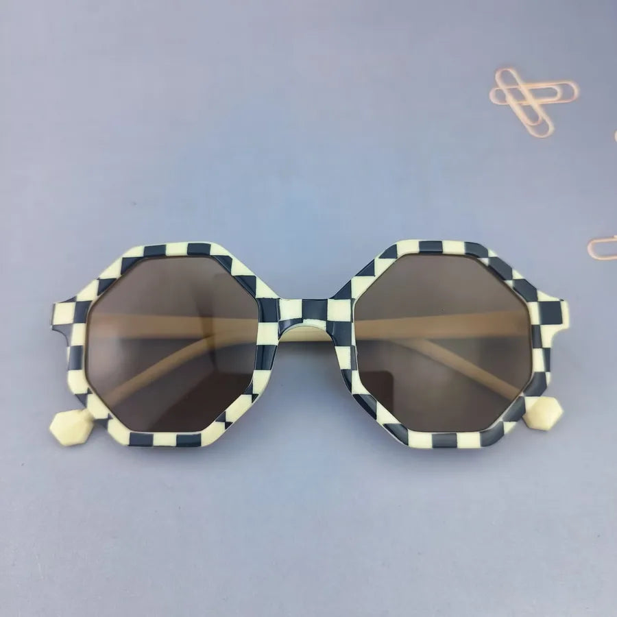 Elegant unisex children’s sunglasses featuring a geometric pattern, perfect for beach outings.