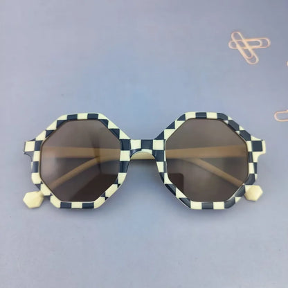 Elegant unisex children’s sunglasses featuring a geometric pattern, perfect for beach outings.