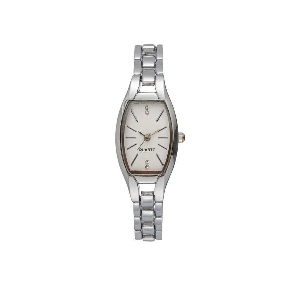 Sophisticated close-up of a women's quartz watch with a crystal glass mirror, perfect for casual and daily wear, exhibiting simplicity and luxury.