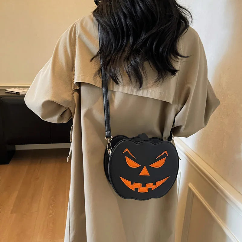 Elegant medium-sized crossbody bag with a playful pumpkin design and multicolour details, perfect for Halloween celebrations.
