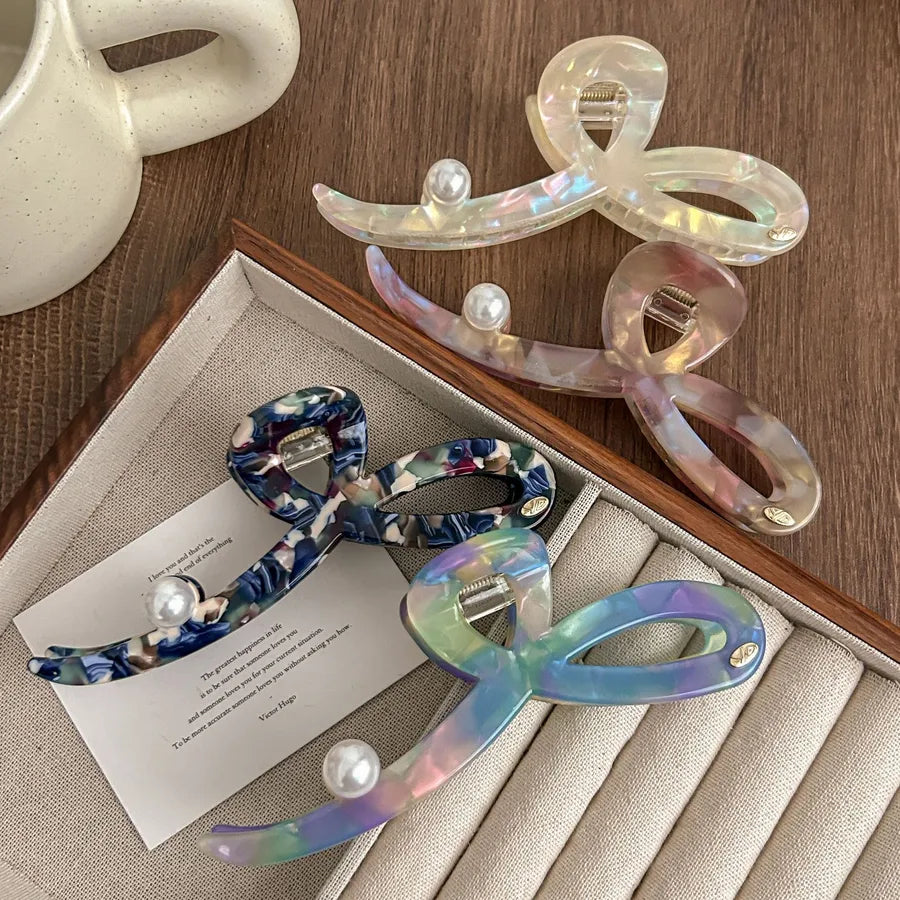 Luxurious shark hair clip for women, crafted from acetic acid, showcasing an elegant design perfect for stylish hair decoration in spring and summer.