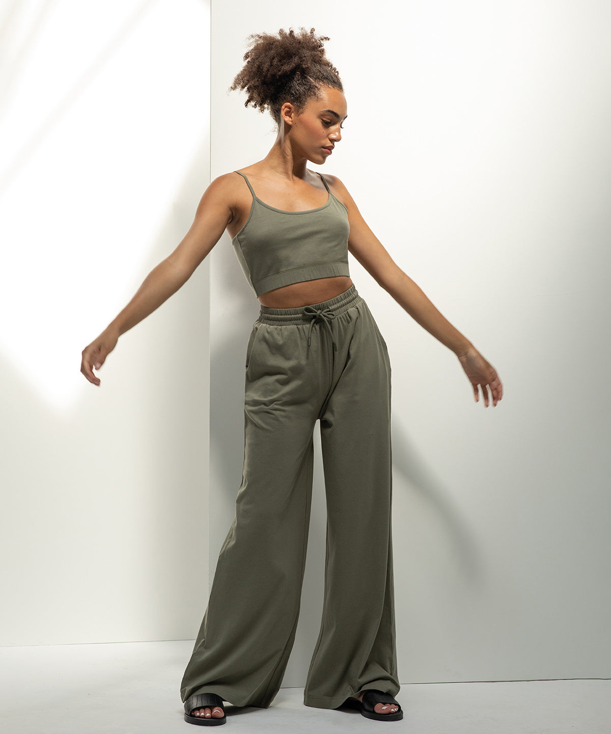 Luxurious wide-leg joggers for women, crafted from 60% regenerated cotton and 40% recycled polyester, showcasing a relaxed fit and modern silhouette.