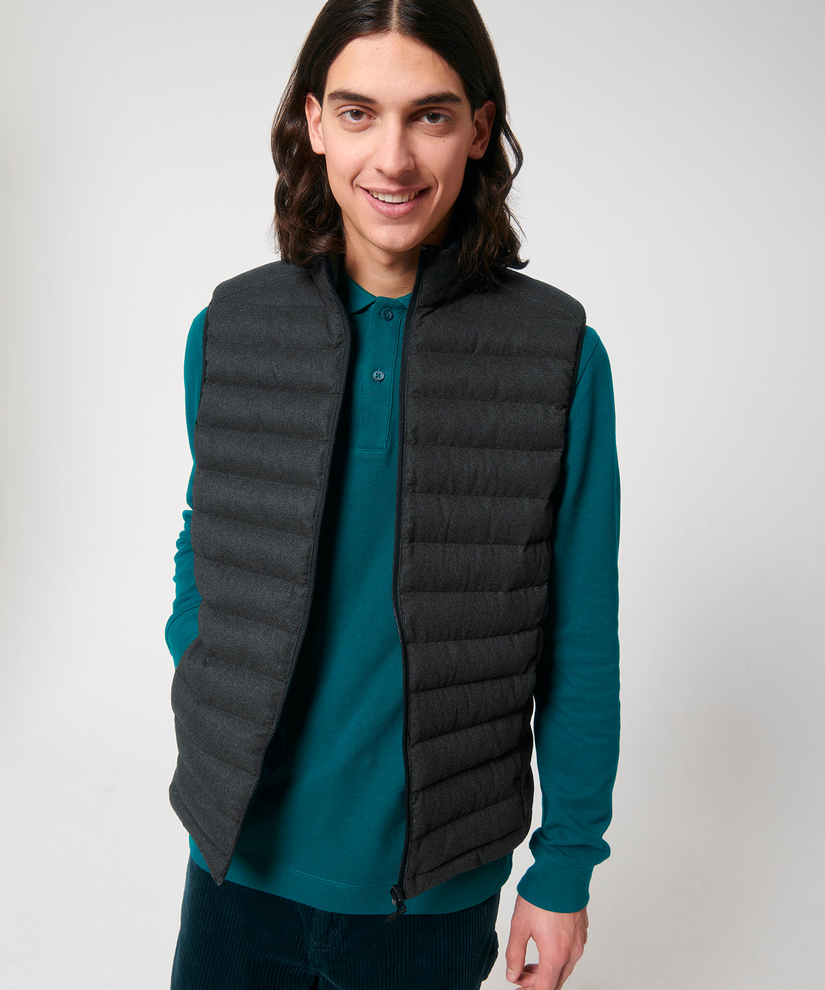 Close-up of the cozy texture and fabric of the recycled wool-like bodywarmer, highlighting its sustainable and eco-friendly features.
