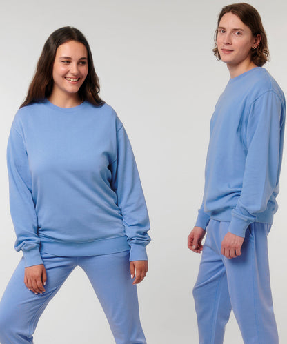 Luxurious eco-friendly organic cotton vintage sweatshirt in unisex retro style, showcasing a relaxed fit perfect for all sizes.