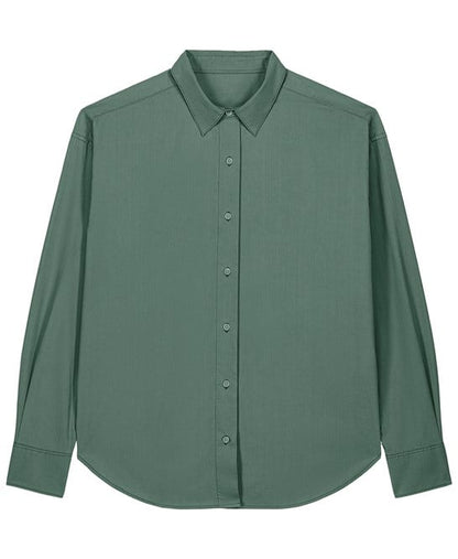 Chic and durable organic cotton relaxed shirt in an oversized fit, perfect for layering, highlighting sustainable fashion without compromising style.