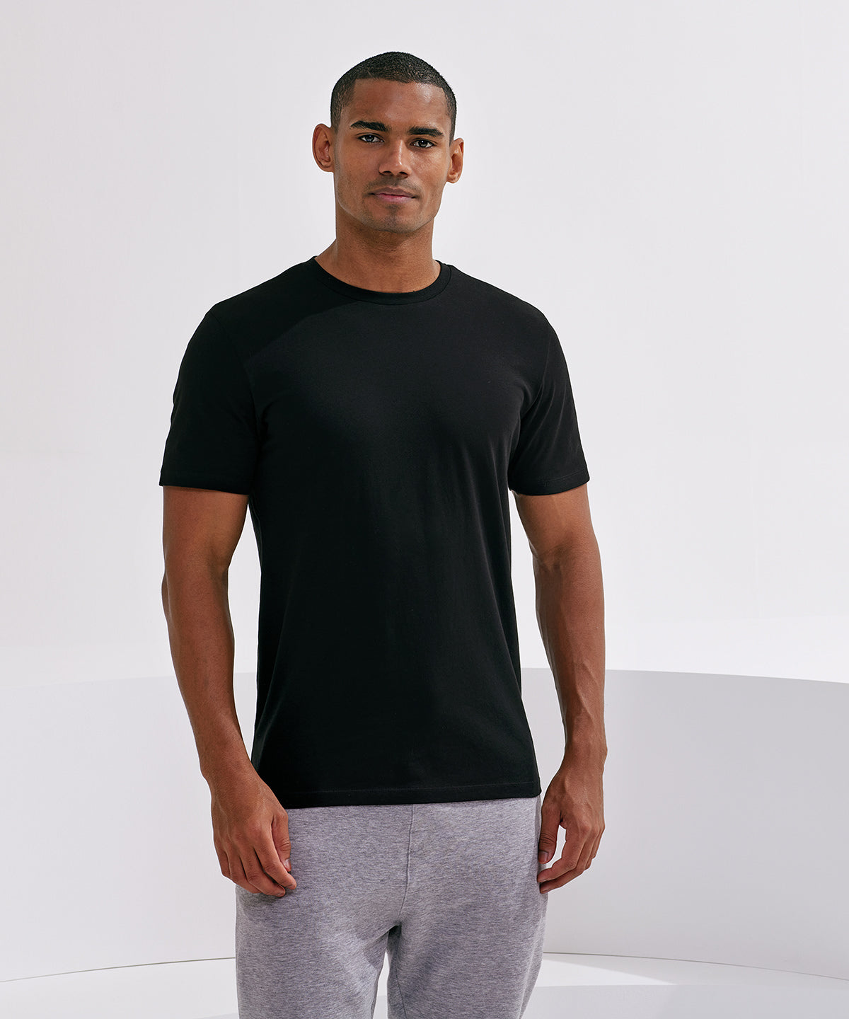 Fashion model wearing a chic, lightweight organic cotton tee, epitomising casual sophistication.