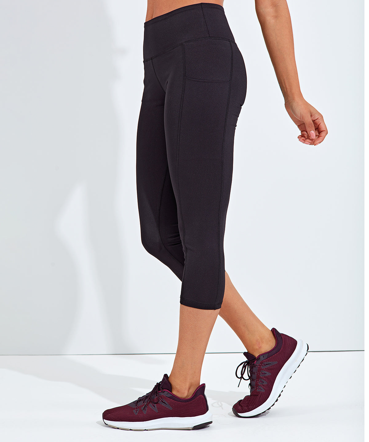 Sleek and stylish women's 3/4 length leggings made from recycled polyester, perfect for running and workouts, showcasing hidden pockets.